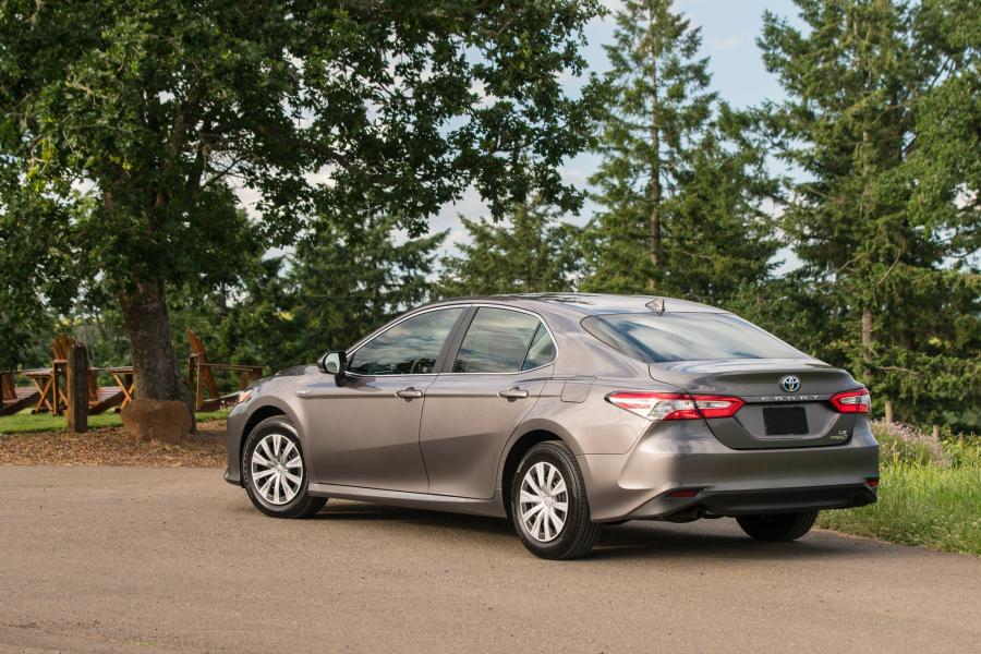  Toyota Camry Hybrid LE 2017 года  (NA) (фото 7 из 21)